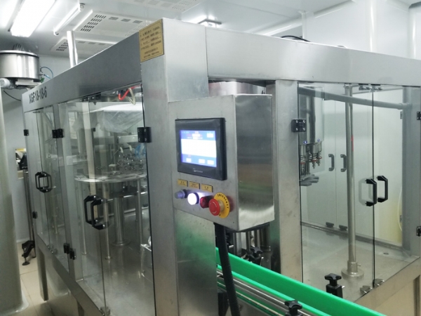 全封閉瓶裝水灌裝機(jī)